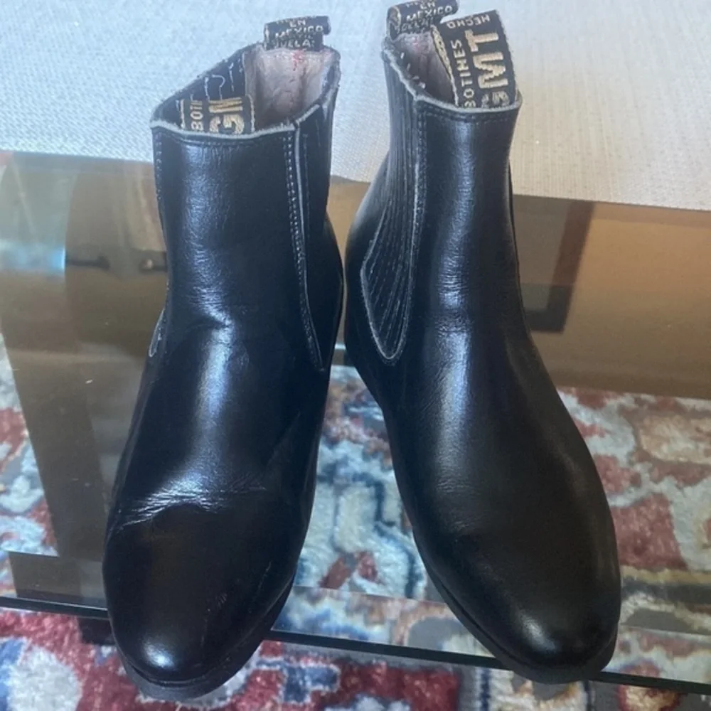 👧🏻🧒🏻 Kids boots in good condition made in Mexico size6,100% percent leather